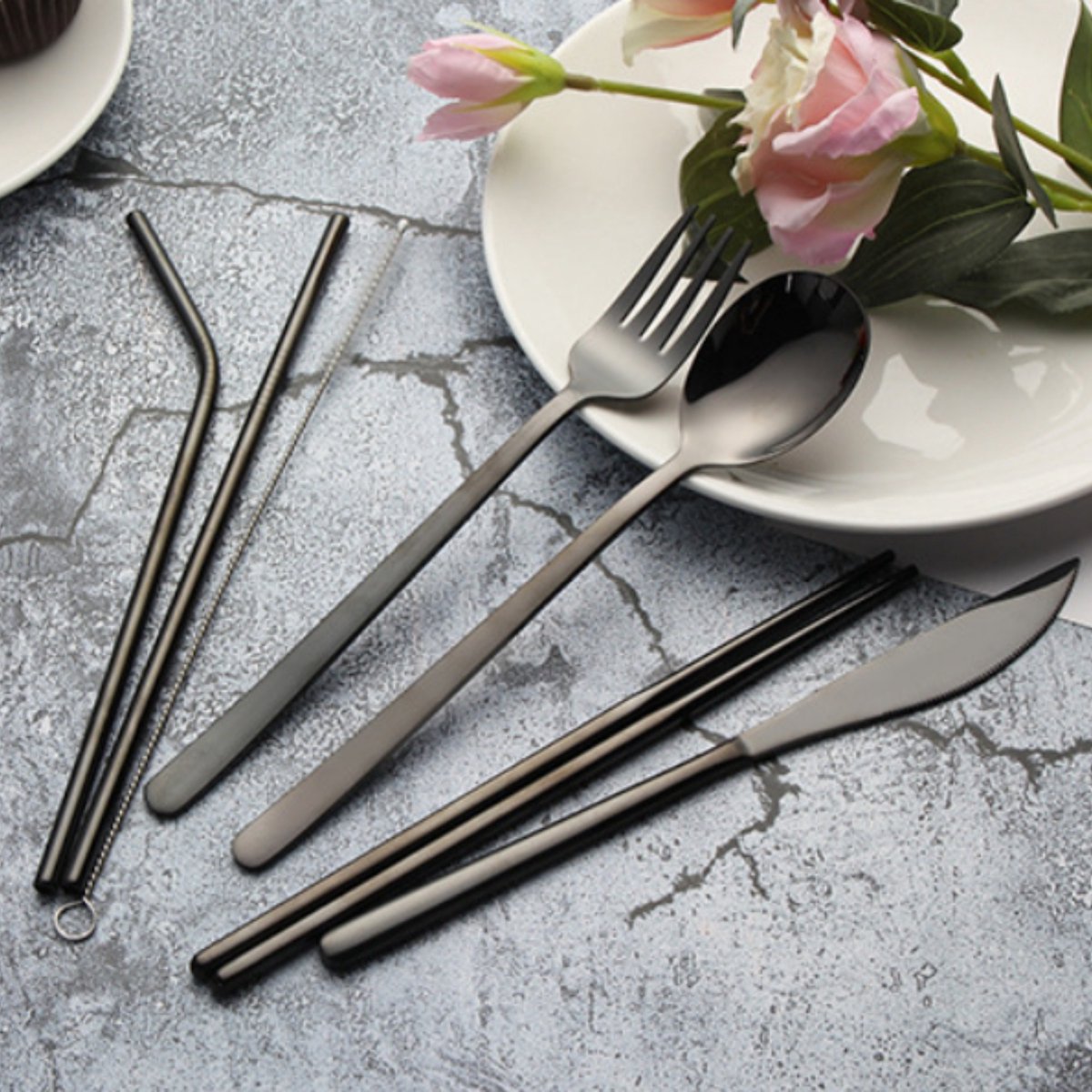 House Of Husk Reisbestek - Reis Bestekset - Chopsticks - Metalen Rietjes Met Borstel - Lepel - Vaatwasserbestendig - RVS - 7 Delig - Zwart