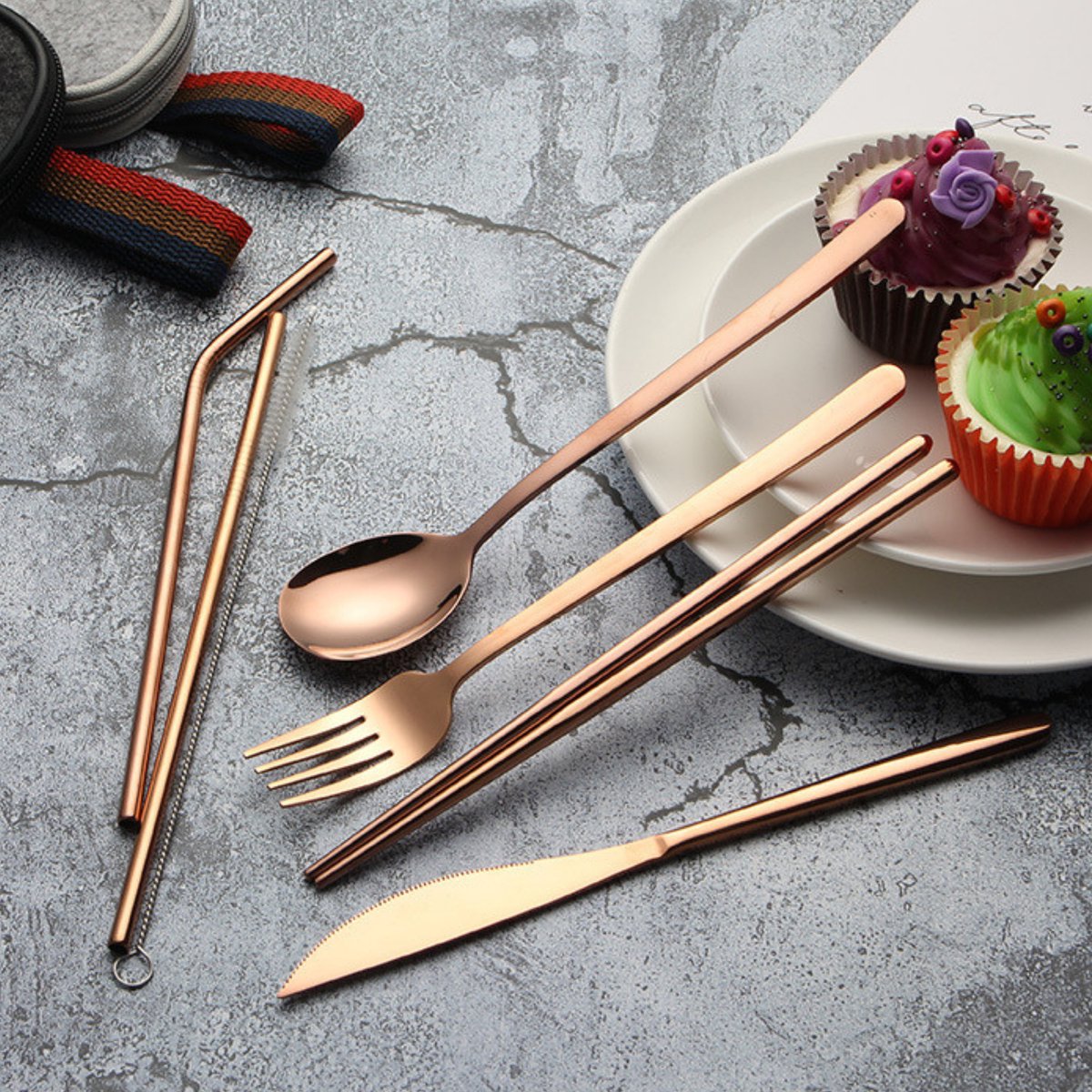 House Of Husk Reisbestek - Reis Bestekset - Chopsticks - Metalen Rietjes Met Borstel - Lepel - Vaatwasserbestendig - RVS - 7 Delig - Rose Goud