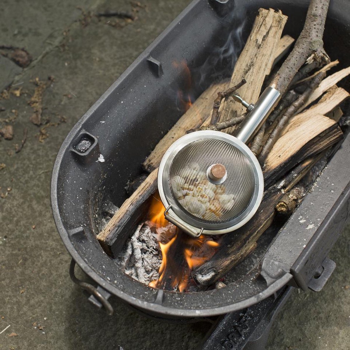  Kikkerland Huckleberry Popcorn Maker - Maak Je Eigen Popcorn - Popcornpan - Kampvuur - Buitenspeelgoed - Buitenspelen - Kamperen