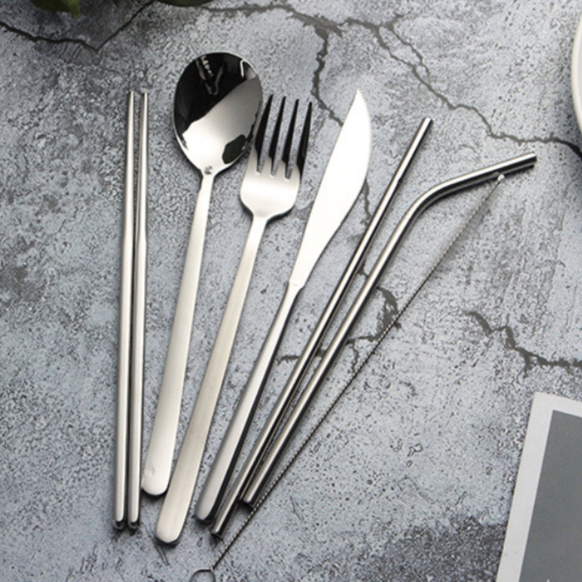  House Of Husk Reisbestek - Reis Bestekset - Chopsticks - Metalen Rietjes Met Borstel - Lepel - Vaatwasserbestendig - RVS - 7 Delig - Zilver