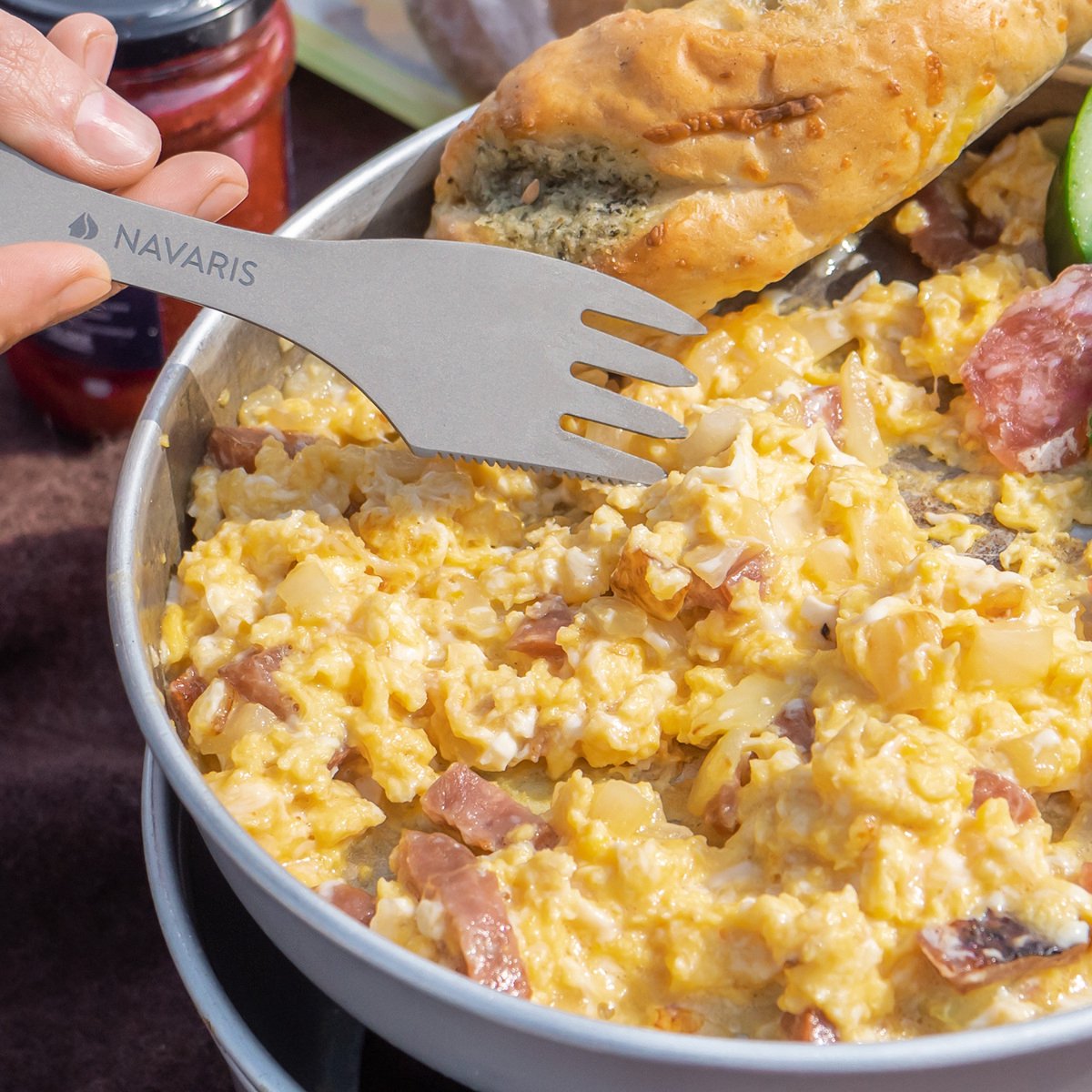  Navaris 2x Spork Titanium Campingbestek - Vork, Mes En Lepel In één - Bestek Voor Onderweg En Op Reis - Lichtgewicht - Inclusief Bewaarzakje