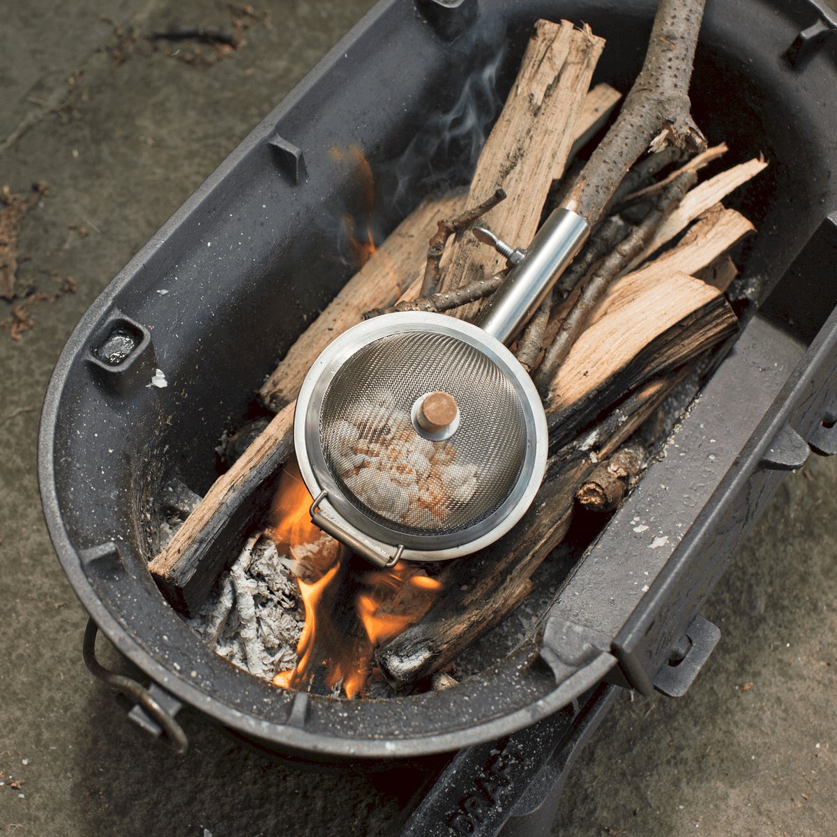  Kikkerland Huckleberry Popcorn Maker - Maak Je Eigen Popcorn - Popcornpan - Kampvuur - Buitenspeelgoed - Buitenspelen - Kamperen