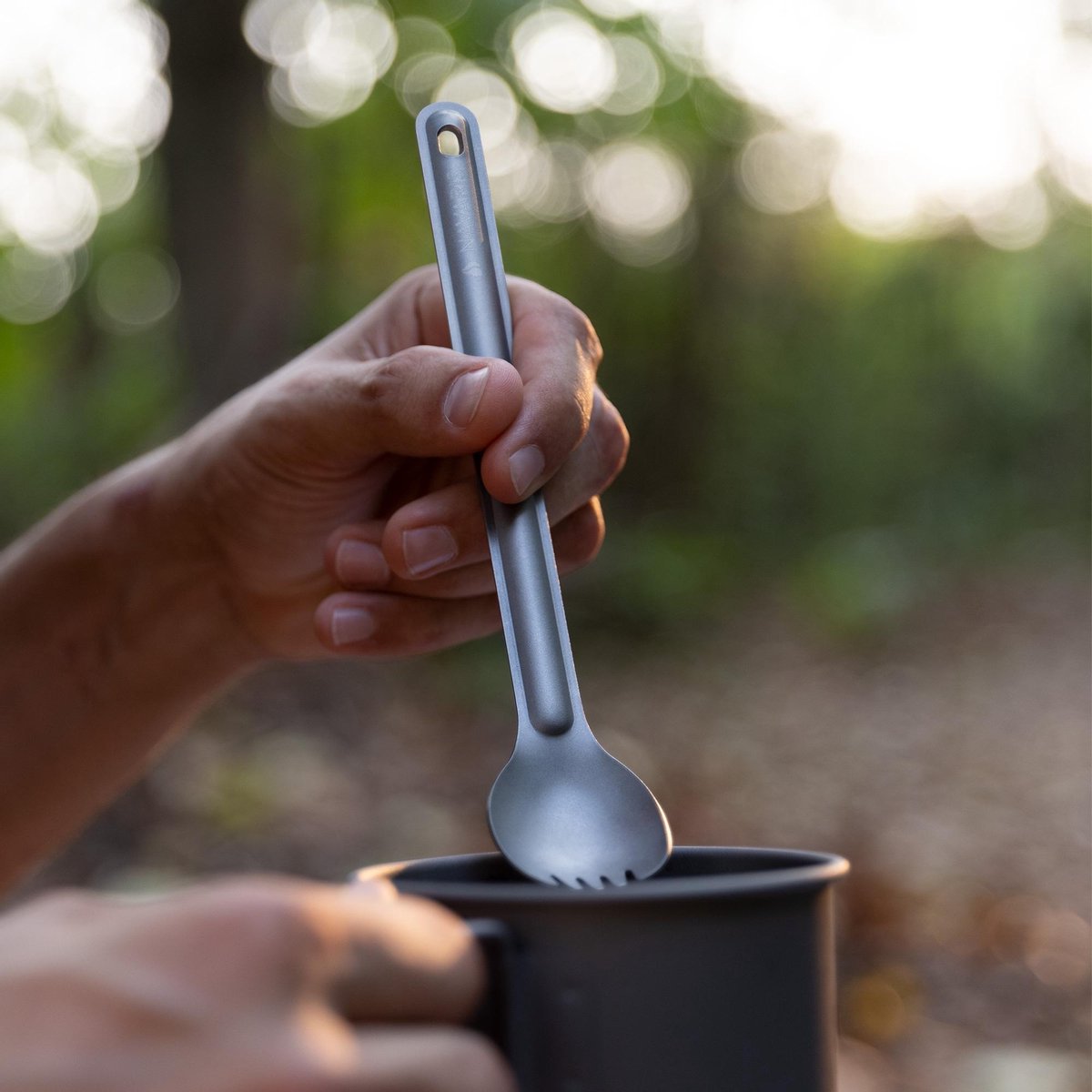  Navaris 2x Spork Met Extra Lange Handgreep - Set Van 2 - Campingbestek Van Titanium - Bestek Voor Onderweg - Lichtgewicht - Inclusief Bewaarzakje