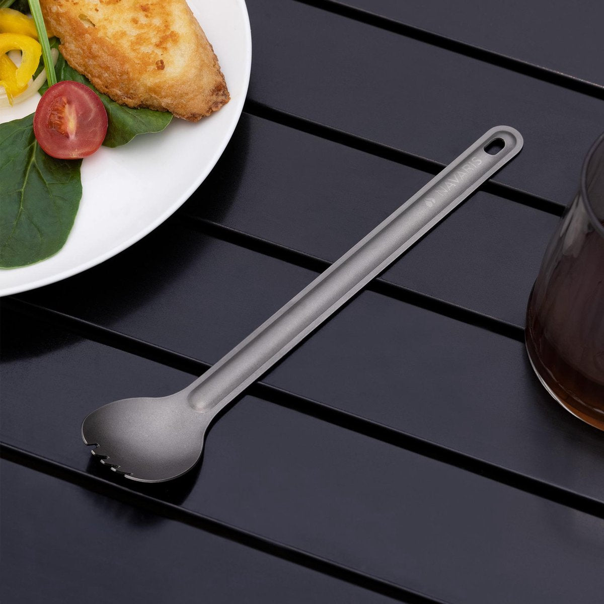  Navaris Spork En Lepel Met Extra Lange Handgreep - Campingbestek Van Titanium - Bestek Voor Onderweg - Lichtgewicht - Inclusief Bewaarzakje