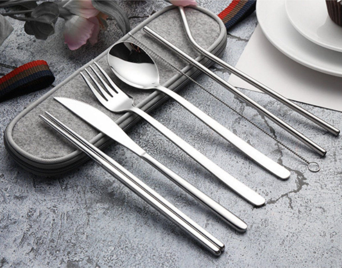  House Of Husk Reisbestek - Reis Bestekset - Chopsticks - Metalen Rietjes Met Borstel - Lepel - Vaatwasserbestendig - RVS - 7 Delig - Zilver